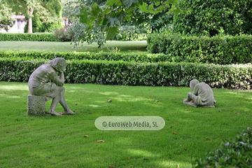 Escultura «La madre y sus hijos»