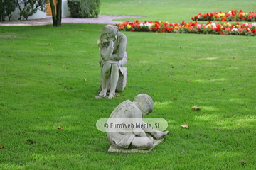 Escultura «La madre y sus hijos»