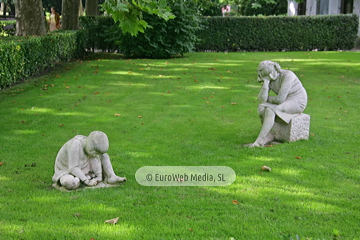 Escultura «La madre y sus hijos»