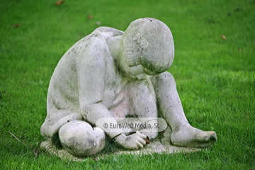 Escultura «La madre y sus hijos»