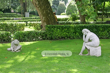 Escultura «La madre y sus hijos»