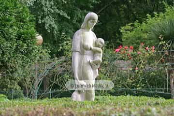 Escultura «Maternidad» (Gijón). Escultura «Maternidad»