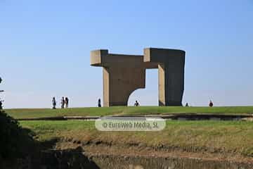 Escultura «Elogio del Horizonte»