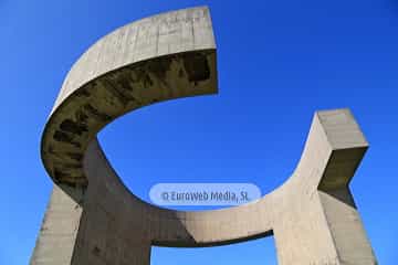 Escultura «Elogio del Horizonte»