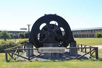 Escultura «En memoria de los Ingenieros Industriales precedentes»
