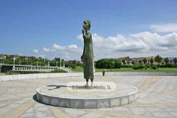Escultura «Monumento a la Madre del Emigrante»