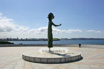 Escultura «Monumento a la Madre del Emigrante»