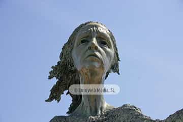 Escultura «Monumento a la Madre del Emigrante»