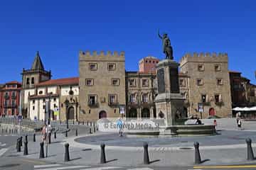 Escultura «Monumento al Rey Don Pelayo»