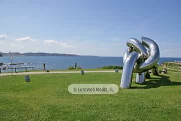 Escultura «Solidaridad»