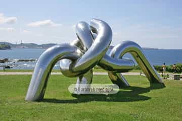 Escultura «Solidaridad»