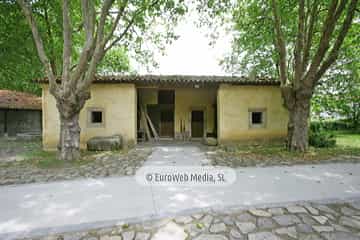 Muséu Etnográficu del Pueblu d'Asturies - Museo Etnográfico del Pueblo de Asturias