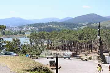 Escultura «Monumento al Emigrante» en Navia