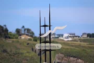 Escultura «Monumento al Emigrante» en Navia