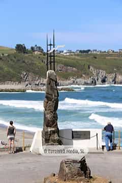 Escultura «Monumento al Emigrante» en Navia