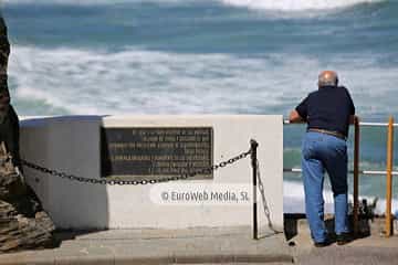 Escultura «Monumento al Emigrante» en Navia