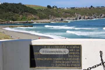 Escultura «Monumento al Emigrante» en Navia