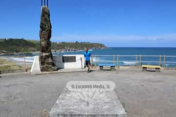 Escultura «Monumento al Emigrante» en Navia