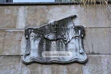 Escultura «Placa en memoria del cabo Luis Noval»