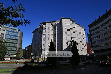 Edificio de viviendas y antigua estación Alsa