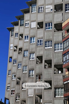 Edificio de viviendas y antigua estación Alsa