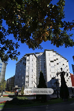 Edificio de viviendas y antigua estación Alsa