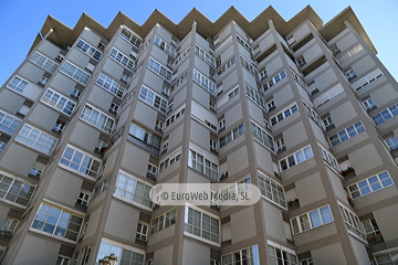 Edificio de viviendas y antigua estación Alsa