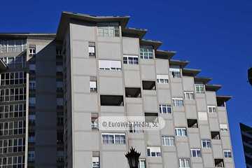 Edificio de viviendas y antigua estación Alsa
