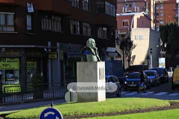 Escultura «Alejandro Casona»