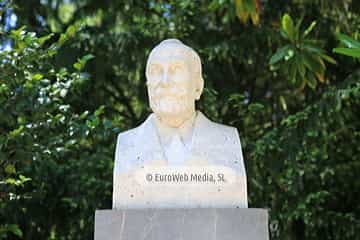 Escultura «Armando Palacio Valdés»
