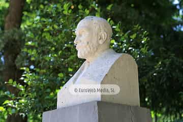 Escultura «Armando Palacio Valdés»