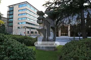 Escultura «Monumento a los Economistas y Hacendistas Asturianos»