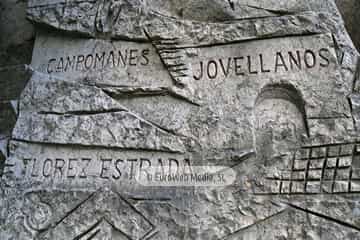 Escultura «Monumento a los Economistas y Hacendistas Asturianos»