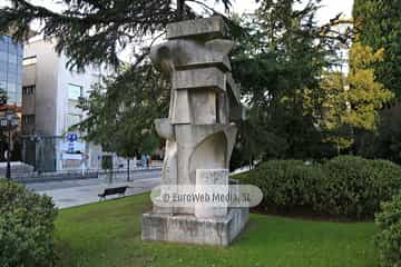 Escultura «Monumento a los Economistas y Hacendistas Asturianos»