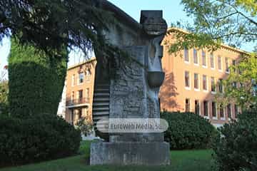 Escultura «Monumento a los Economistas y Hacendistas Asturianos»
