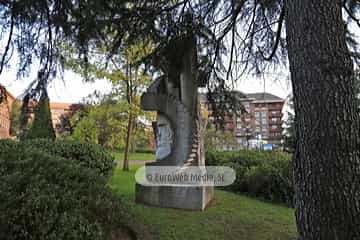 Escultura «Monumento a los Economistas y Hacendistas Asturianos»
