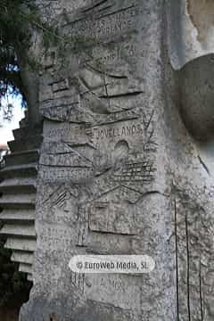 Escultura «Monumento a los Economistas y Hacendistas Asturianos»