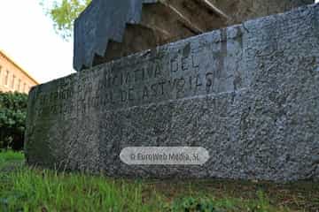 Escultura «Monumento a los Economistas y Hacendistas Asturianos»