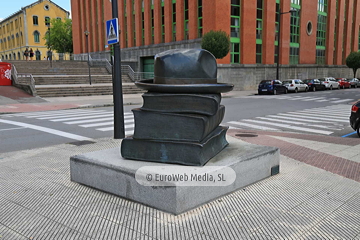 Escultura «Los libros que nos unen»