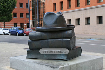 Escultura «Los libros que nos unen»