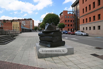 Escultura «Los libros que nos unen»