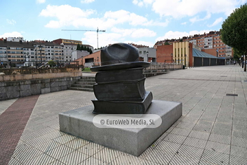 Escultura «Los libros que nos unen»