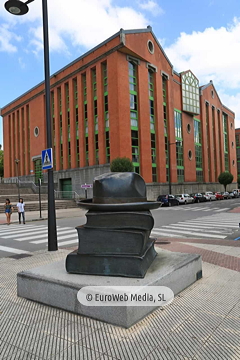 Escultura «Los libros que nos unen»