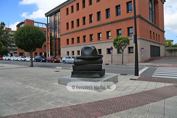 Escultura «Los libros que nos unen»