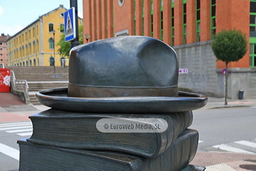 Escultura «Los libros que nos unen»