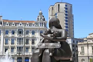 Escultura «La maternidad»