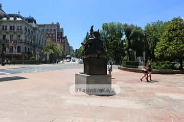 Escultura «La maternidad»