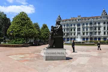 Escultura «La maternidad»