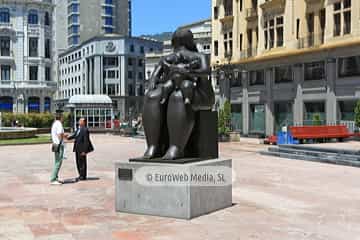 Escultura «La maternidad»