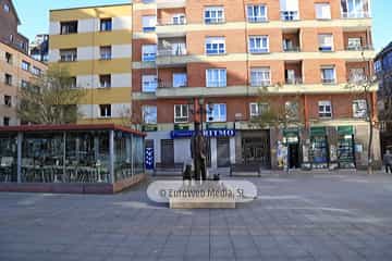 Escultura «Mendigo con perros»